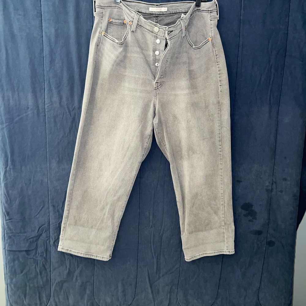 Levi's Women's Cropped Jeans in Light Gray